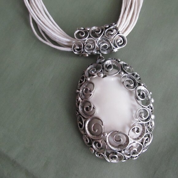 Vintage Designer JK Jewel Kade Ceramic Pendant In Silver Tone Scroll Frame - Picture 2 of 6